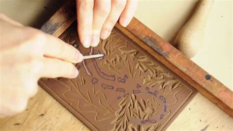Proceso de grabado y decoración en calabazas
