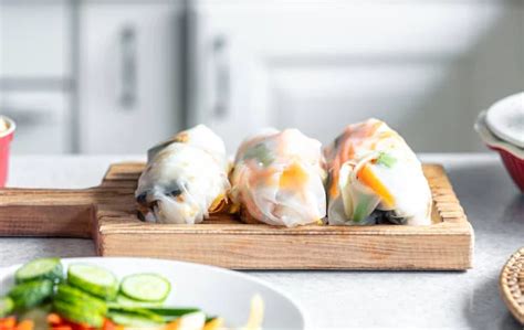 Técnica de enrollado de rollitos de primavera con obleas de arroz