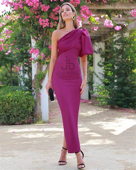 Variedad de disfraces y ropa con temática de berenjena o color berenjena