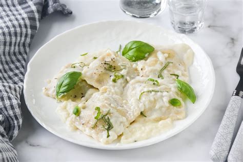 Raviolis frescos con salsa de nueces y queso