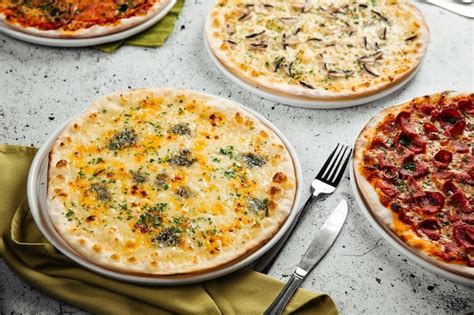 Variedad de pizzas recién horneadas en Ginos