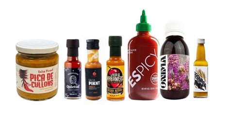 Julio Estalella en su cocina con ingredientes para salsas picantes