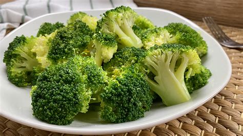 Un plato de brócoli fresco y verde