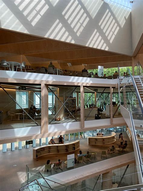 Interior de la Biblioteca Parque de los Palomitos con espacios de lectura y ordenadores