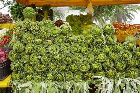 Alcachofas frescas en un mercado español