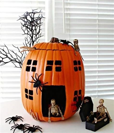 Calabaza decorada con arañas y otros elementos de Halloween