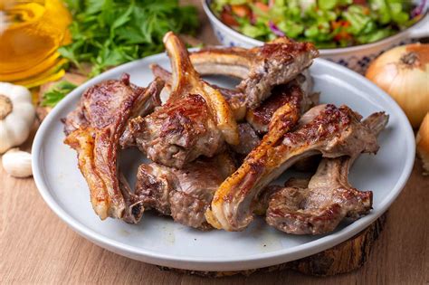 Ingredientes frescos para chuletas de cordero al horno