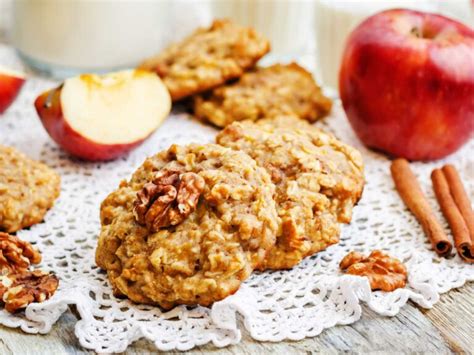 Galletas de avena y manzana en sartén con topping