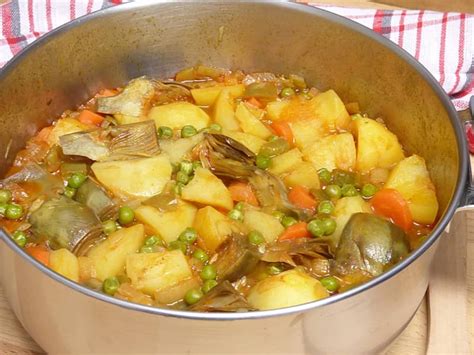 Un guiso de verduras con alcachofas