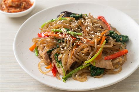 Plato de Japchae con fideos transparentes y verduras