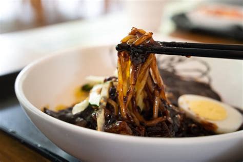 Plato de Jjajangmyeon con salsa de judías negras