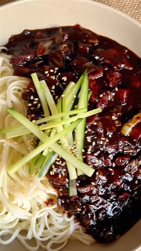 Ingredientes cortados para Jjajangmyeon