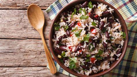 Alubias negras con arroz y plátano frito