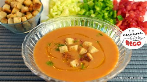 Ingredientes frescos para gazpacho bajo en calorías
