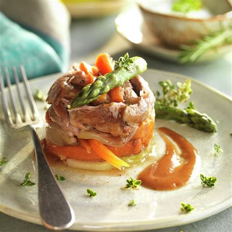 Plato de codillo de cerdo con verduras emplatado