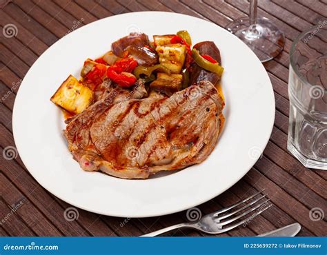 Plato de entrecot con berenjenas confitadas