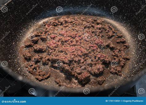 Carne picada en una sartén