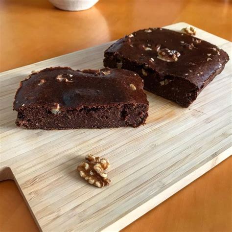 Brownie con harina de espelta recién horneado