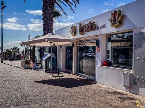 Interior del restaurante Vive Libre en Puerto del Carmen con detalles que resaltan su ambiente acogedor