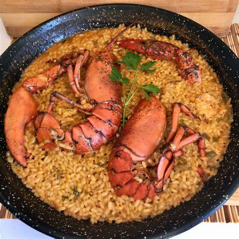 Plato de arroz con bogavante en un restaurante con vistas al mar en El Golfo