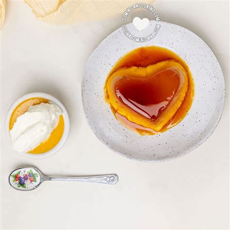 Flan de auyama decorado con crema batida y salsa de guayaba