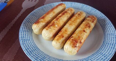 Salchichas de pollo y zanahoria caseras en un plato
