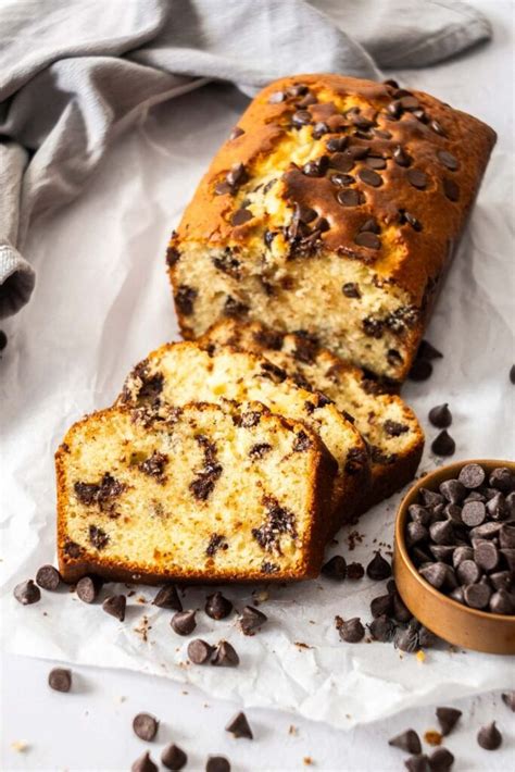 Budín de naranja con diferentes toppings como nueces y chips de chocolate