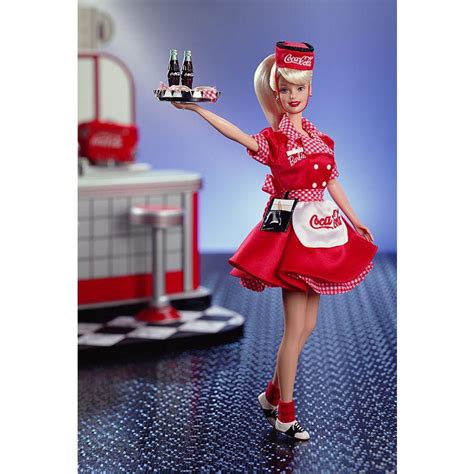 Muñeca Barbie Coca-Cola con un atuendo inspirado en la marca