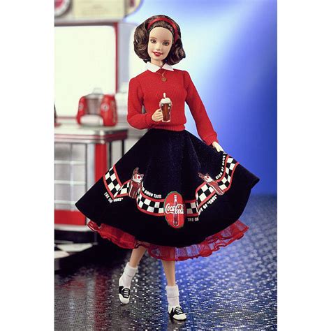 Detalle de los accesorios de una muñeca Barbie Coca-Cola