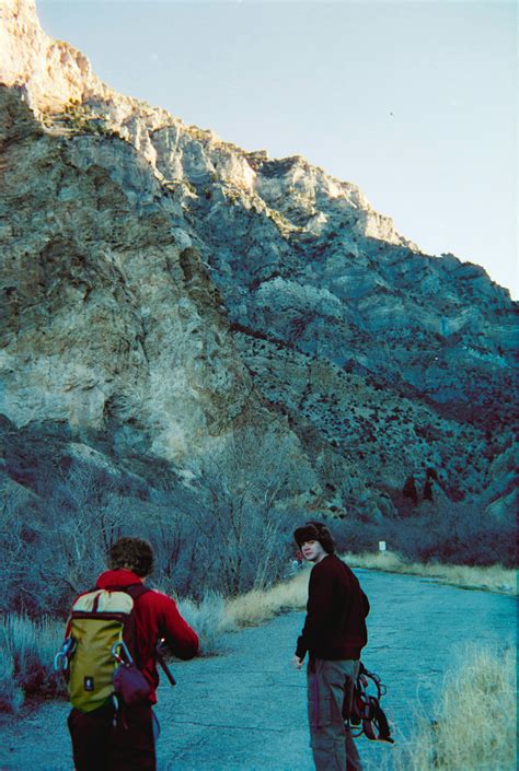 Senderistas caminando por un barranco