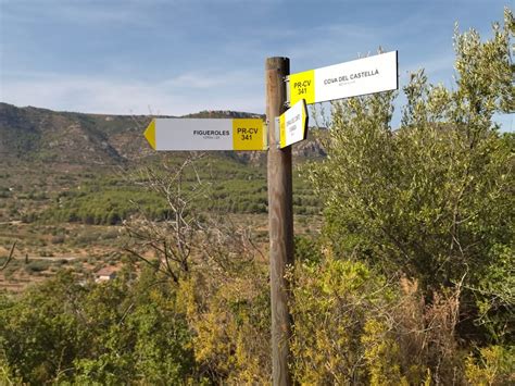 Señalización de sendero de montaña con horario