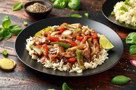 Plato de pollo con anacardos, verduras y arroz jazmín