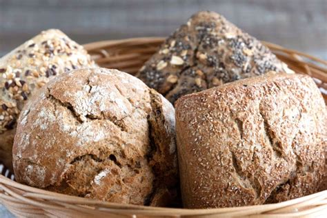 Castañas frescas en un cesto de mimbre