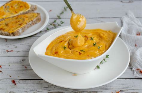 salsa rouille servida sobre pan tostado con bullabesa