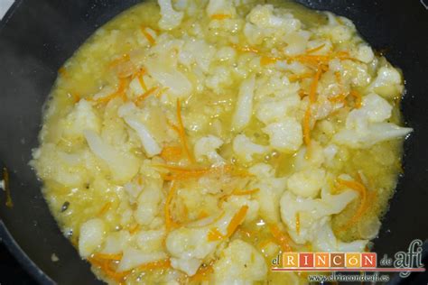 Coliflor dorada con salsa de naranja y almendras