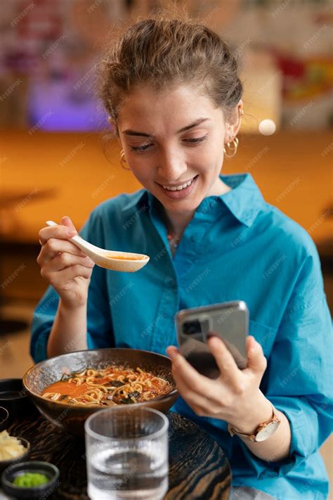 Persona disfrutando de una comida sin gluten