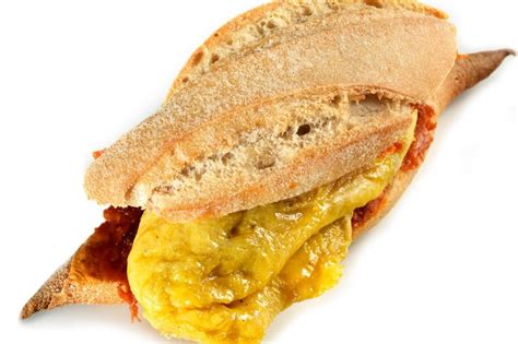 Bocadillo de tortilla francesa con jamón cocido