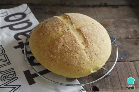 Pan de maíz sin gluten recién horneado