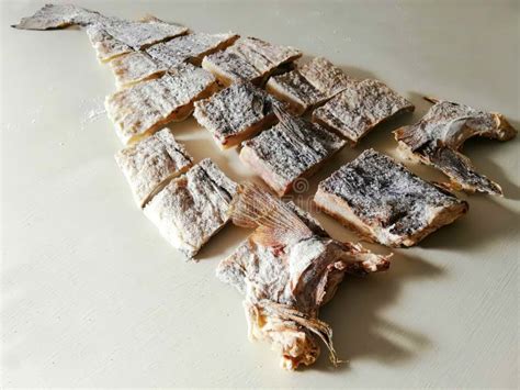 Corte transversal de bacalao curado mostrando las capas de carne