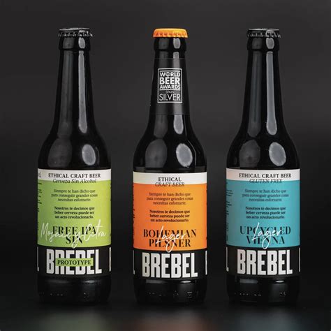 selección de botellas de cerveza artesanal sin gluten sobre una mesa