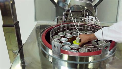 Proceso de sellado y esterilización de frascos para conservar alimentos