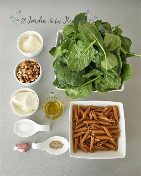 Ingredientes frescos para pasta con espinacas