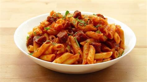 Macarrones con chorizo y tomate recién hechos en un plato
