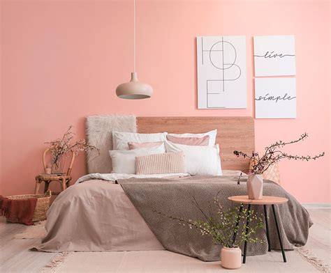Dormitorio juvenil con paredes color coral y detalles dorados