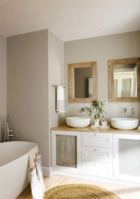 Baño moderno con paredes color coral y azulejos blancos