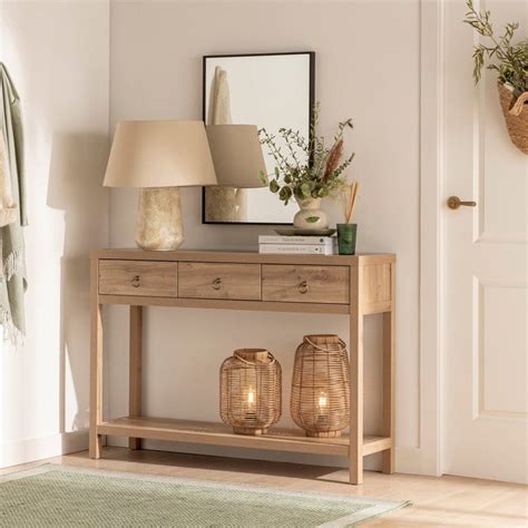 Recibidor con paredes color coral y muebles de madera clara
