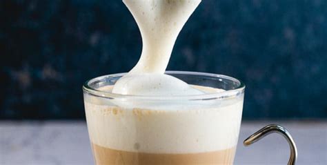 Infografía mostrando métodos caseros para hacer espuma de leche