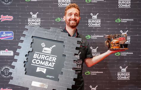Mikel Galán con el trofeo de Burger Combat