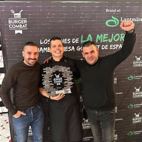 Chefs cocinando en el concurso Burger Combat