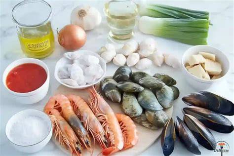 Ingredientes frescos para sopa de marisco